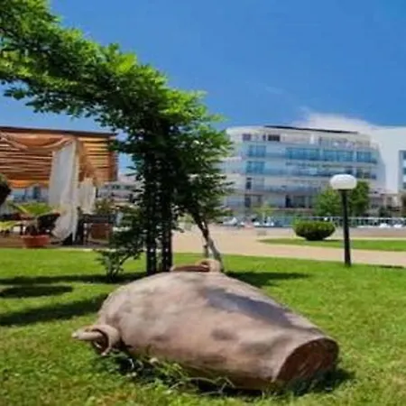 Yves 2 Bed At Sun Village Sunny Not Far Away From The Sea Апартаменты