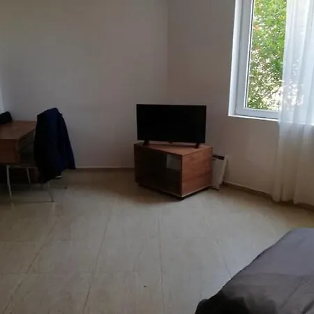 Апартаменты Yves 2 Bed At Sun Village Sunny Not Far Away From The Sea